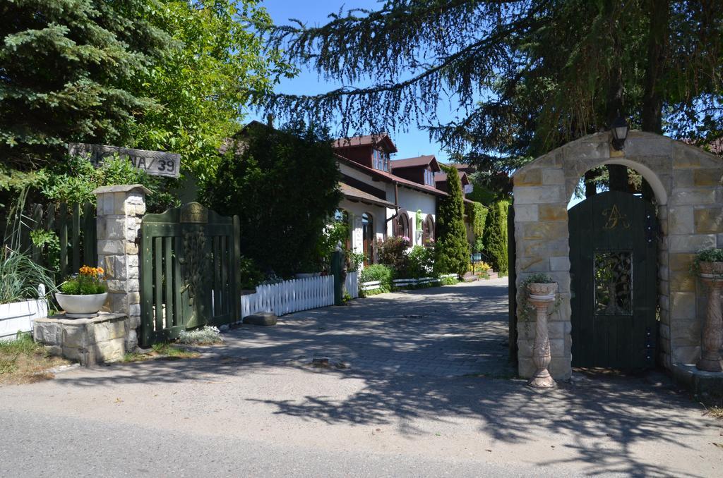 Dworek Sw.Antoniego Slawutowo Exteriör bild